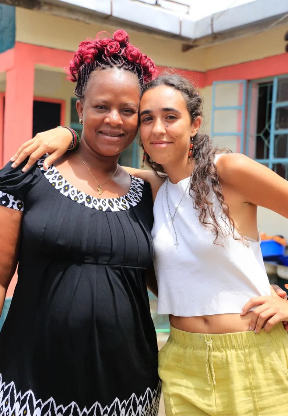 Dos mujeres juntas en el patio de una casa en Mbita.